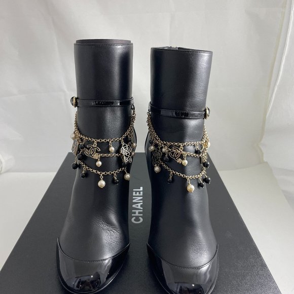 CHANEL $2020 20A BLACK CC DAINTY CHARM ZIP BACK BOOTIES SZ 38.5 - Picture 2 of 10